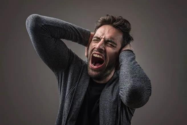 亞馬遜訂單再跳水，賣家?guī)烊萦盅鼣?，美國人不再想買買買？
