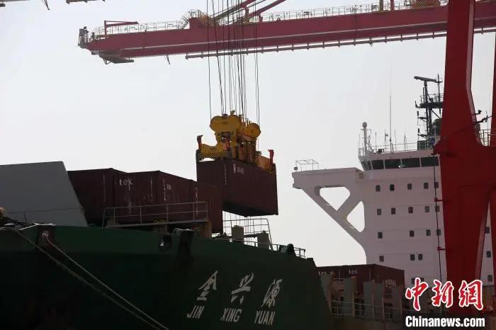 全球首個(gè)順岸開(kāi)放式全自動(dòng)化集裝箱碼頭正式啟用