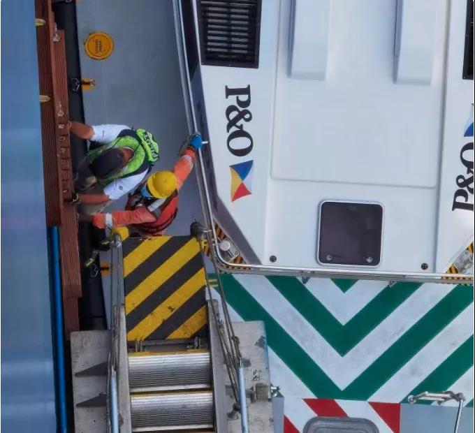 巨虧！船東嫌疫苗小貴, 結(jié)果油輪26船員14陽性! 多數(shù)未接種...隔離 換員, 搭了更多