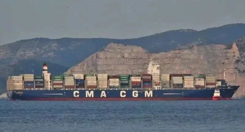 突發(fā)！達(dá)飛一集裝箱船發(fā)生火災(zāi)；另有兩船相撞，集裝箱落水！