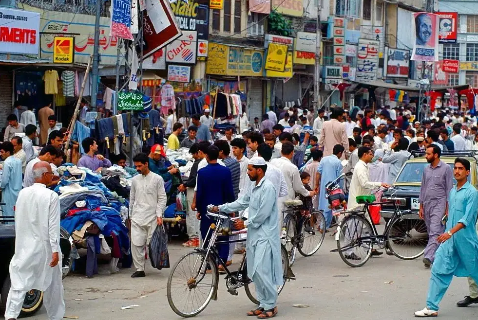 “巴鐵”有難了！經(jīng)濟(jì)崩潰，外儲(chǔ)緊缺，通脹加劇，貨幣暴跌。。。