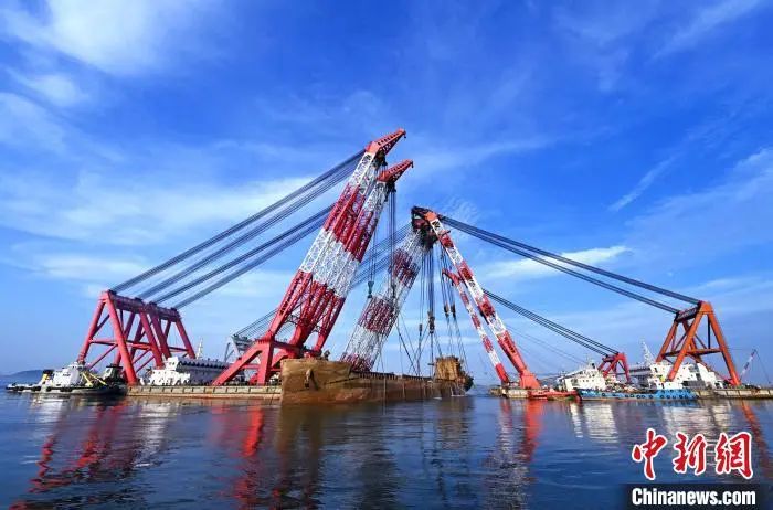 終于！沉在深海一年的萬噸貨船被打撈出水！