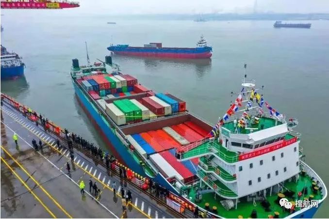 江船首次出海！我國內(nèi)河最大集裝箱船在武漢首航