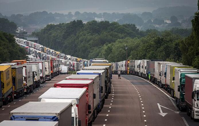 英國疫情“失控”，40多國對其入境管制，陸路、港口嚴重擁堵，商品面臨斷貨危機