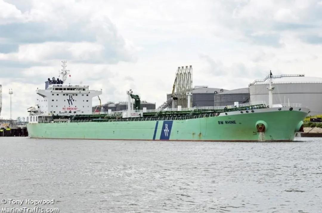 又有油輪在中東海域爆炸起火！這次遭到襲擊的是“船王”外孫公司旗下的油輪！