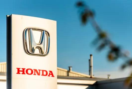 港口嚴(yán)重?fù)矶?，卡車排?duì)數(shù)公里！各大船公司取消樞紐港靠泊，港口貨運(yùn)量暴跌！