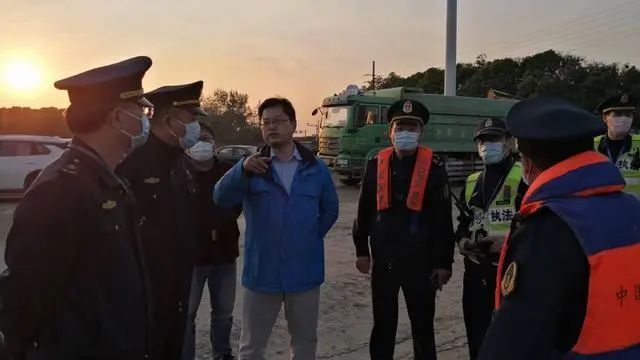 上海蘇州河一碼頭面臨停止違法經(jīng)營(yíng)、沒(méi)收違法所得、罰款…