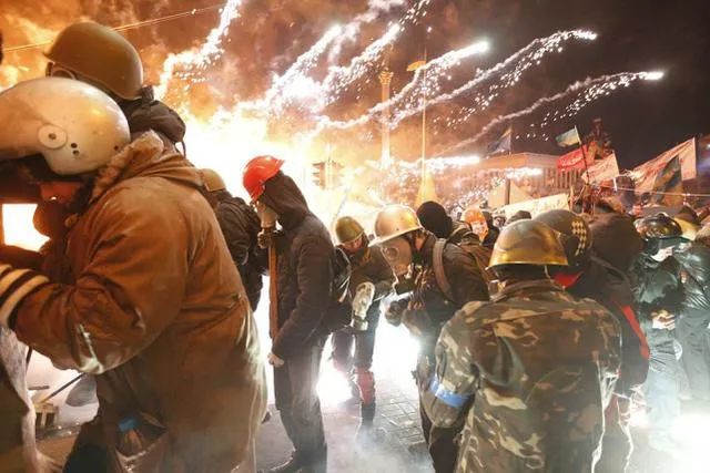 打砸店鋪、向警方狂射煙花！火光四射！抗議新冠封鎖，這個國家深夜爆發(fā)沖突