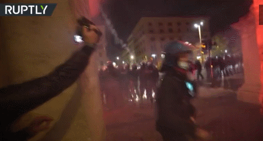 打砸店鋪、向警方狂射煙花！火光四射！抗議新冠封鎖，這個國家深夜爆發(fā)沖突