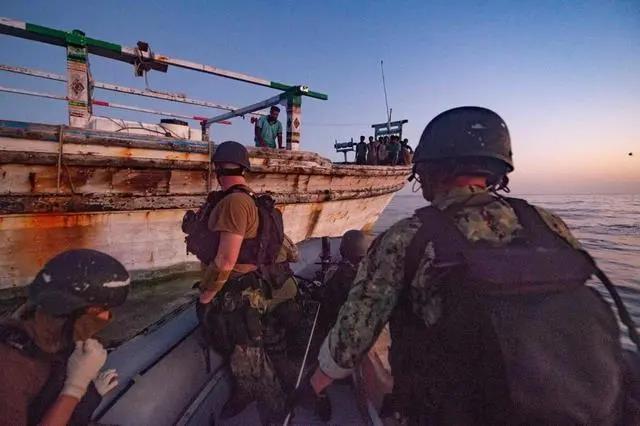 伊朗船只發(fā)出遇險(xiǎn)信號(hào)后引來美國(guó)軍艦...